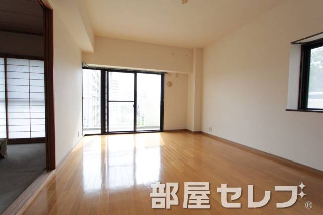 居室・リビング　日当たり良好なリビングダイニング。他号室の写真です。