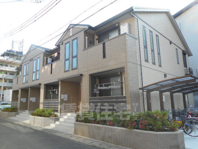 京都市山科区北花山大林町のアパートの建物外観