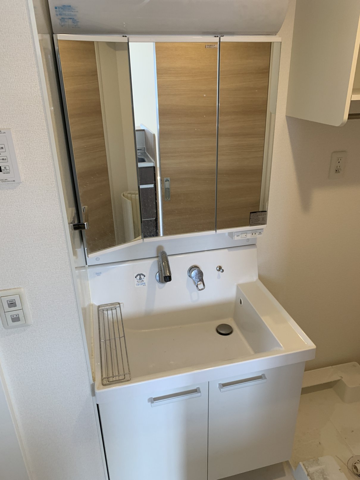 洗面設備　忙しい朝に嬉しい洗髪洗面化粧台付