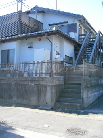 横浜市鶴見区諏訪坂のアパートの建物外観