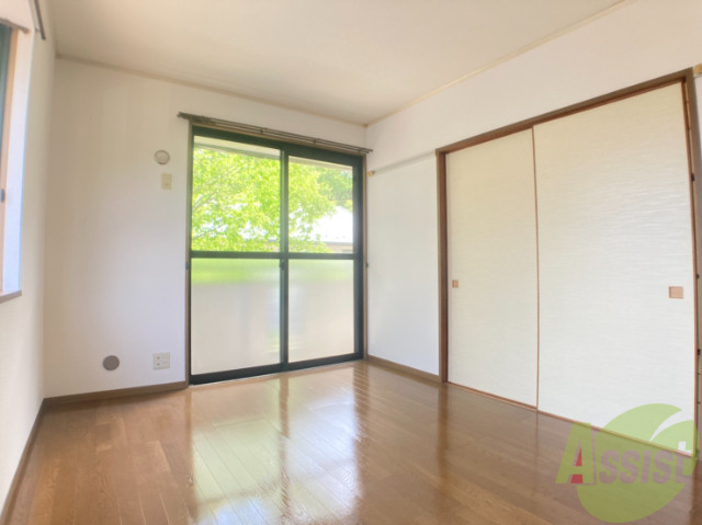 居室・リビング　６帖の洋室です。広々として、きれいですね。