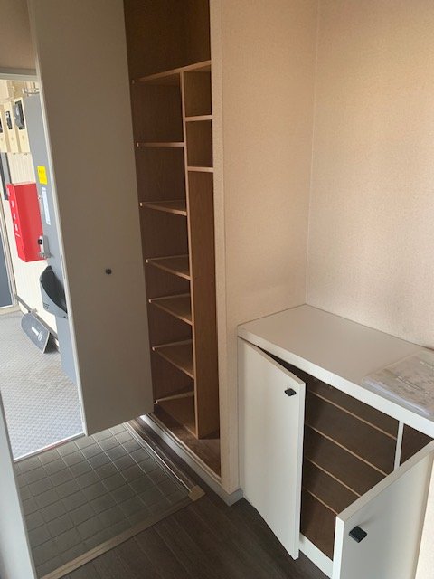 玄関　収納たっぷりの下駄箱付