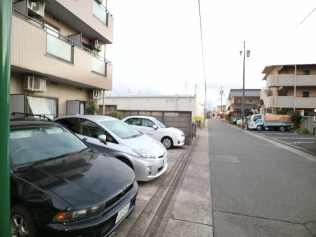 【グランシャリオの駐車場】