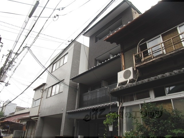 京都市中京区倉本町のマンションの建物外観