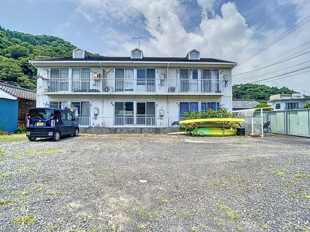 建物外観　敷地広々自然豊かでゆったりとした時間が過ごせます