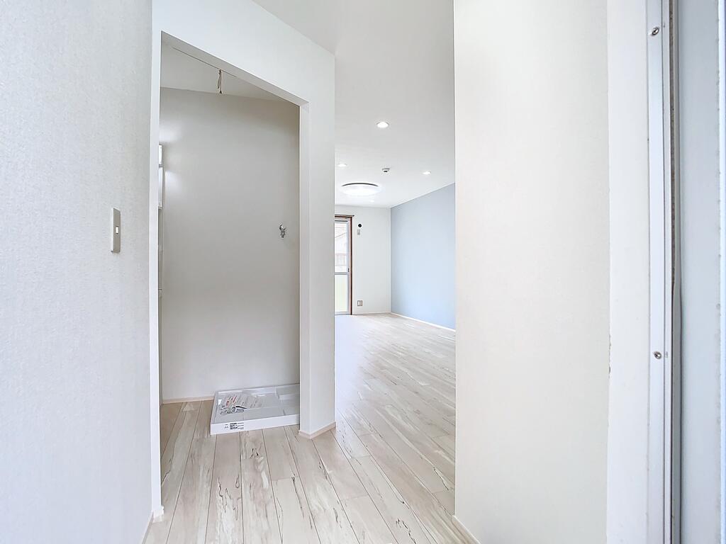 玄関　ホワイト基調の明るいお部屋です