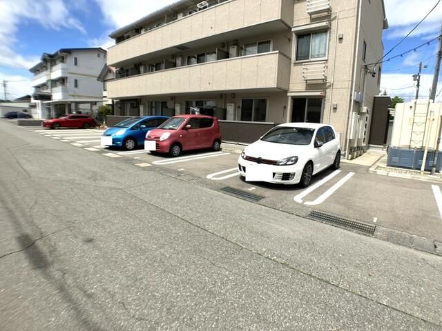 【レイシス　ボッシェの駐車場】