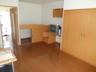 居室・リビング　ベッドの下は収納になっています。