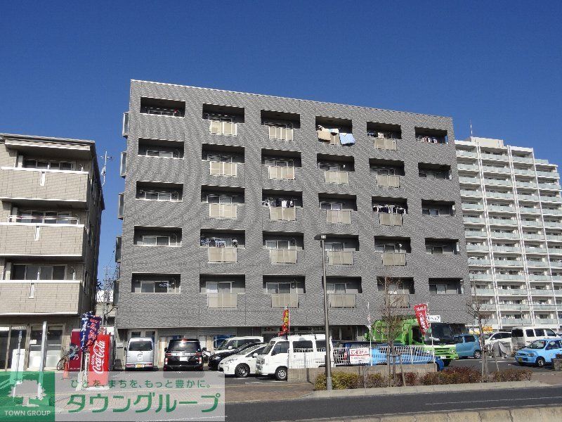 三郷市中央のマンションの建物外観