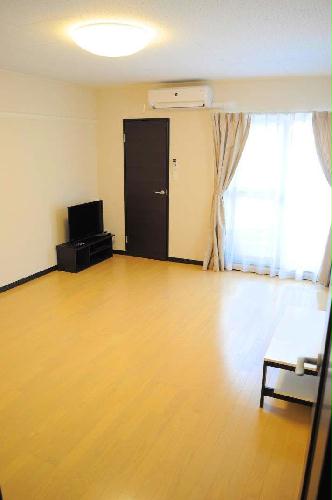 居室・リビング　部屋の奥には収納有り