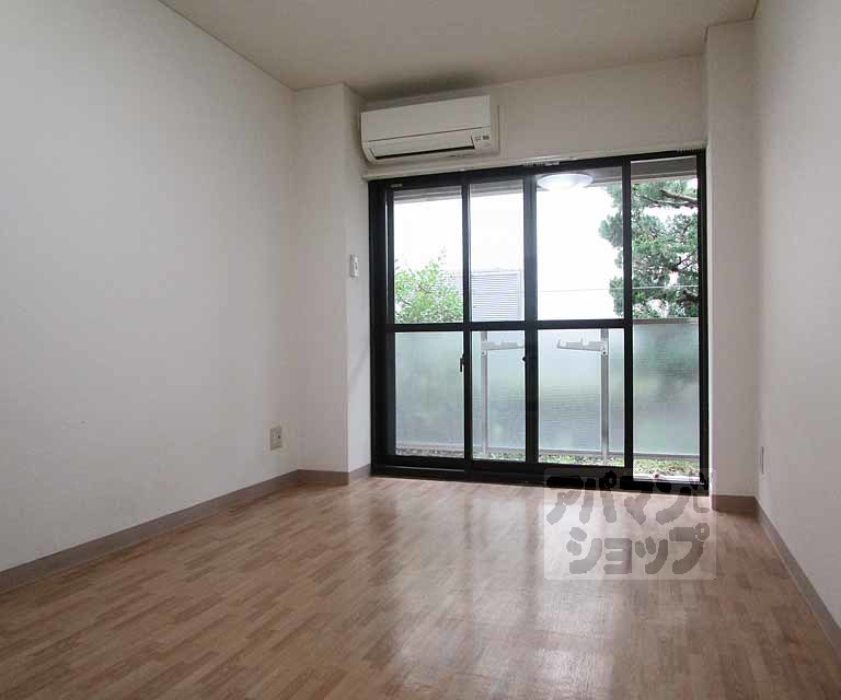 居室・リビング　１２１号室の写真です。