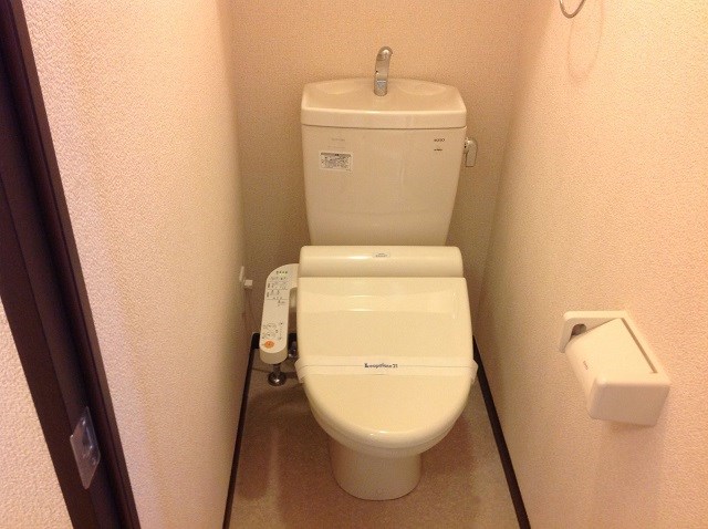 トイレ　ウォシュレット完備です。