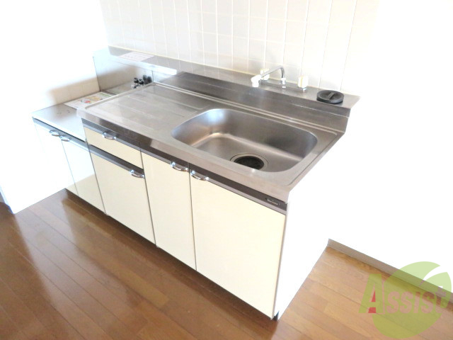 キッチン　キッチンはシックなデザインでした。洗い場も大きい。