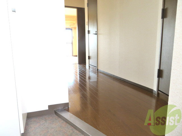 玄関　玄関の様子です。明るい印象ですね。気分もあがりそう。