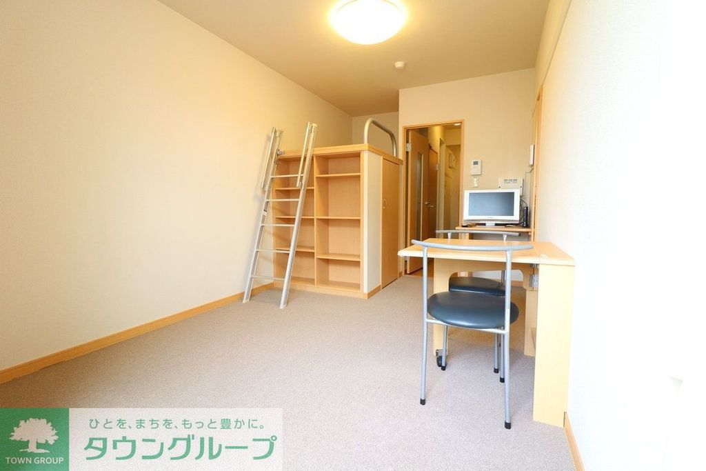 居室・リビング　カーペット仕様テーブルは折りたためます