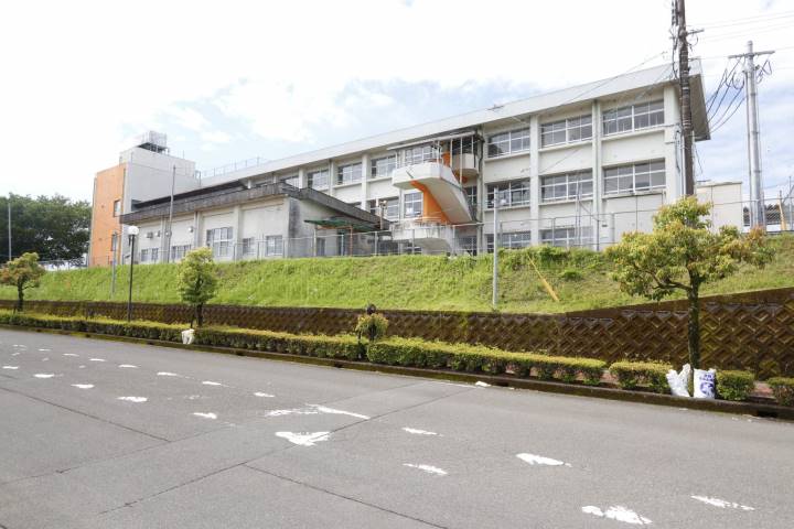 小学校　曽於市立末吉小学校（小学校）まで308m