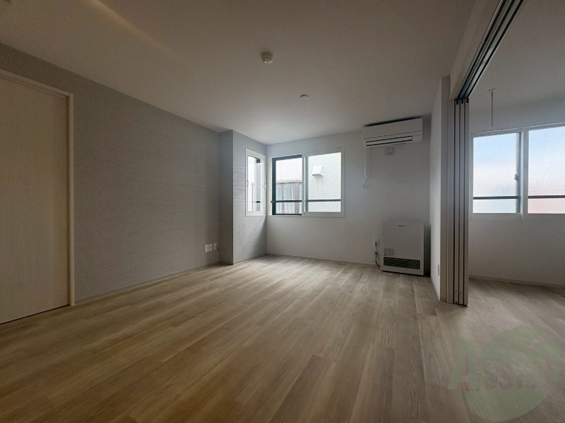 居室・リビング　木目のフローリングは落ち着きのある印象のお部屋になりますね。