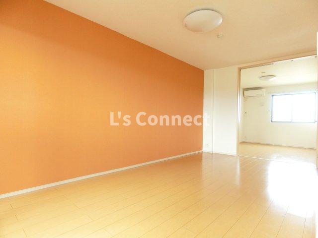 居室・リビング　アクセントクロス仕様のＬＤＫ。