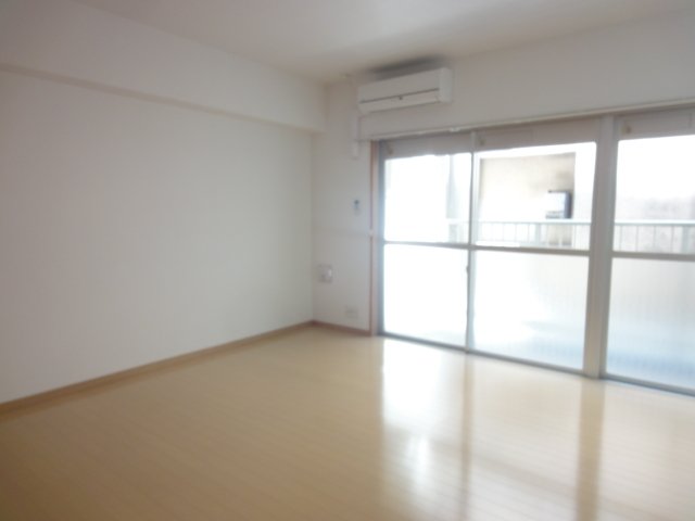 居室・リビング　同物件、別号室のものです。