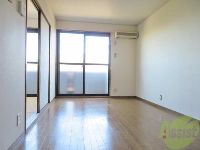 居室・リビング　９帖のダイニングキッチン。ご飯を食べるお部屋ですね。