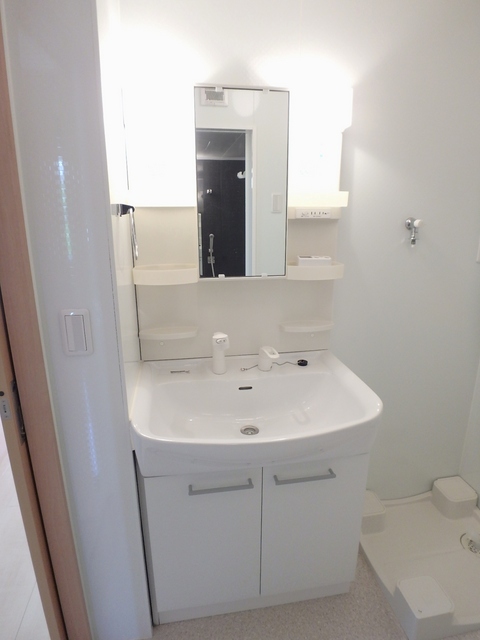 洗面設備　身支度に便利な独立洗面台