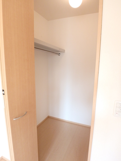 収納　両側にハンガーパイプの付いたウォークインクローゼット！