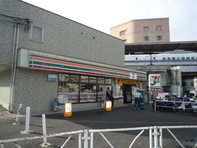 コンビニ　セブンイレブン新横浜駅南口店（コンビニ）まで700m