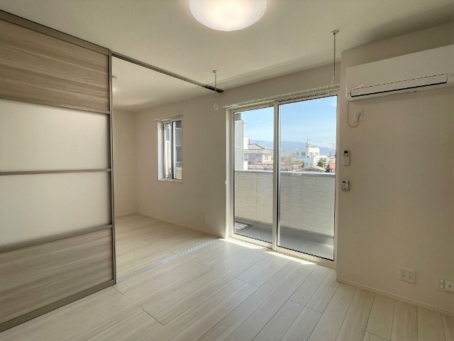 居室・リビング　別号室の写真併用