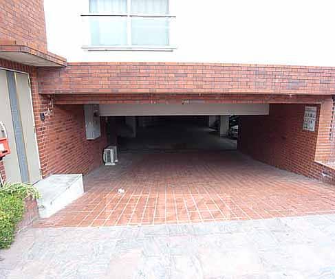 駐車場　高さ制限のあるガレージです。