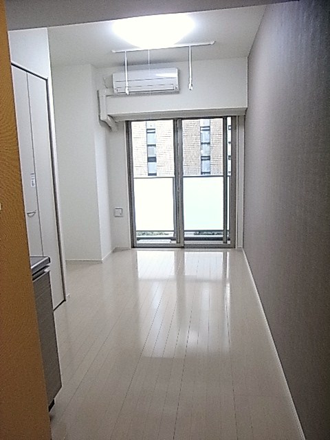 居室・リビング　優しい色合いの床材を使用した居住空間です。