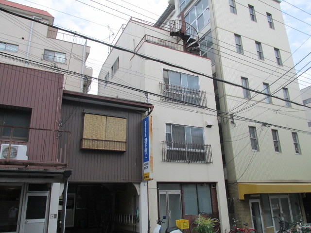 建物外観　年期の入った外観。