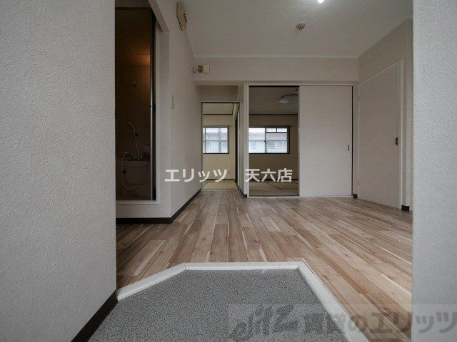 玄関　リビング/居室