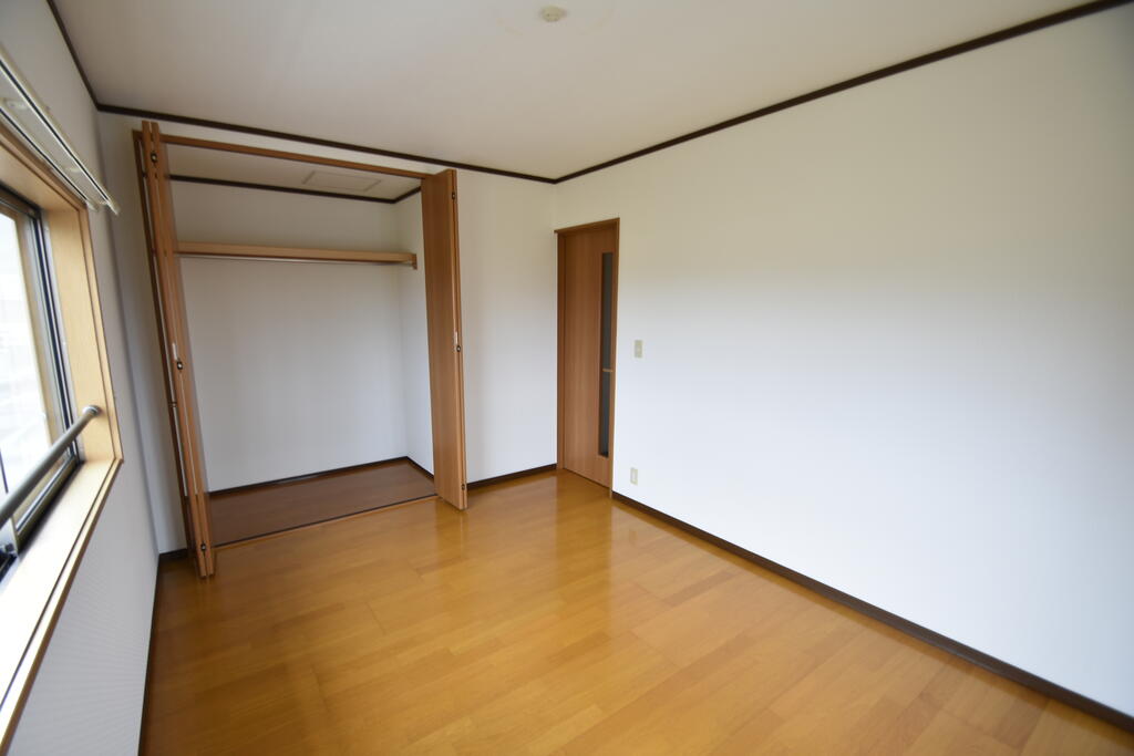 その他部屋・スペース　南側洋室収納付いています。