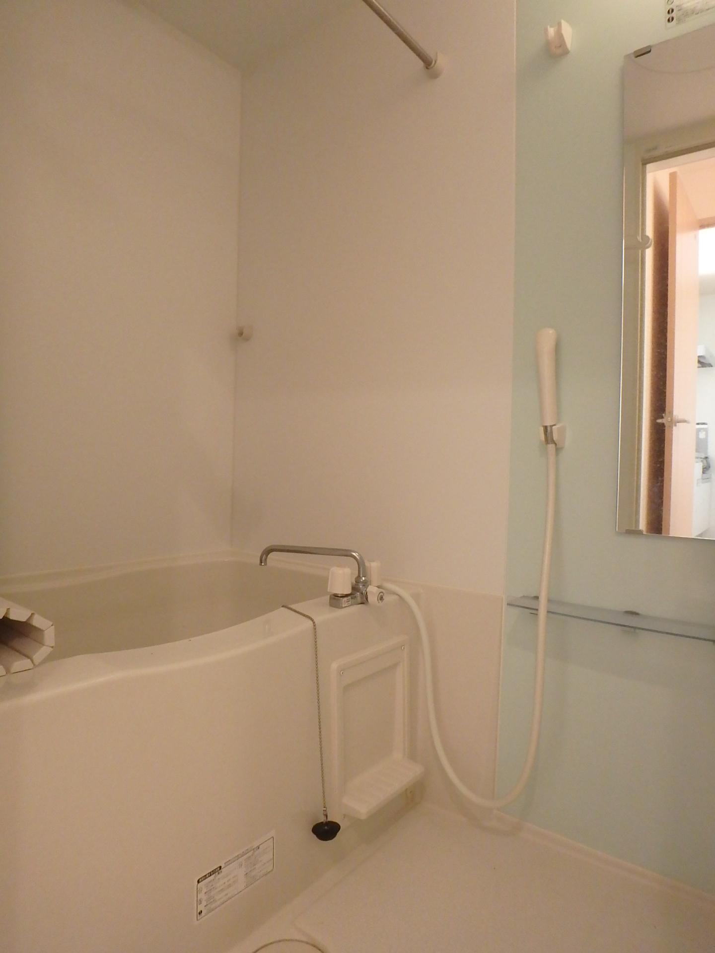 バス・シャワールーム　追い焚き付浴室。浴室乾燥機付きで便利です。