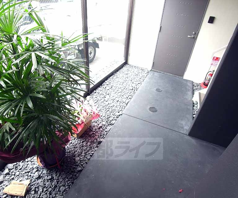 エントランス　砂利が敷かれて落ち着いたスペースです。
