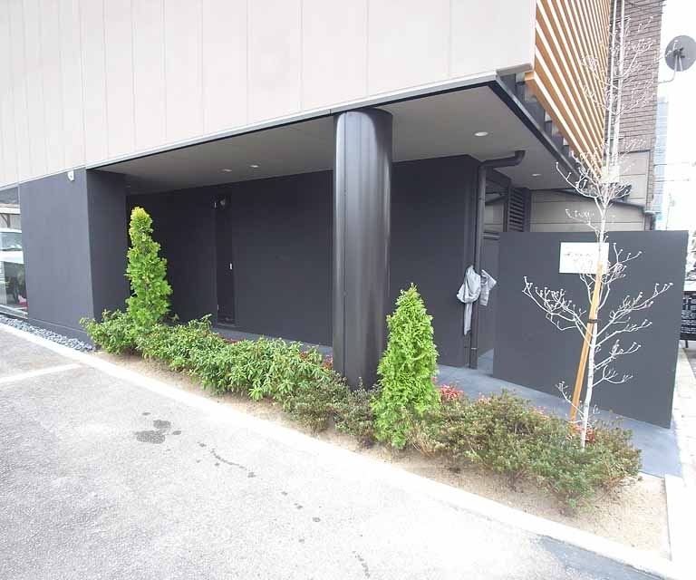 その他　入り口には緑も植えられています。