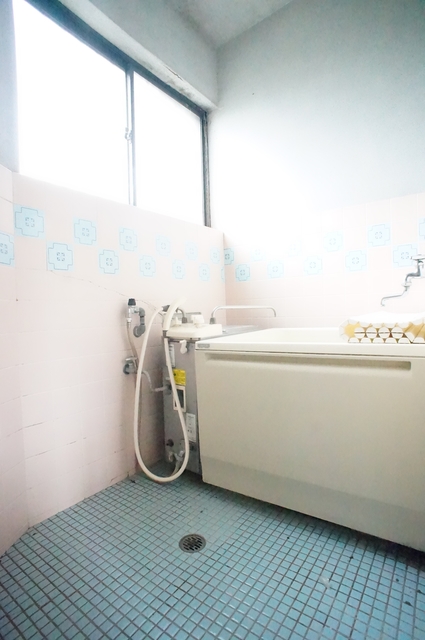 バス・シャワールーム　窓付きのバスルーム♪換気もできて気持ちいいですね♪