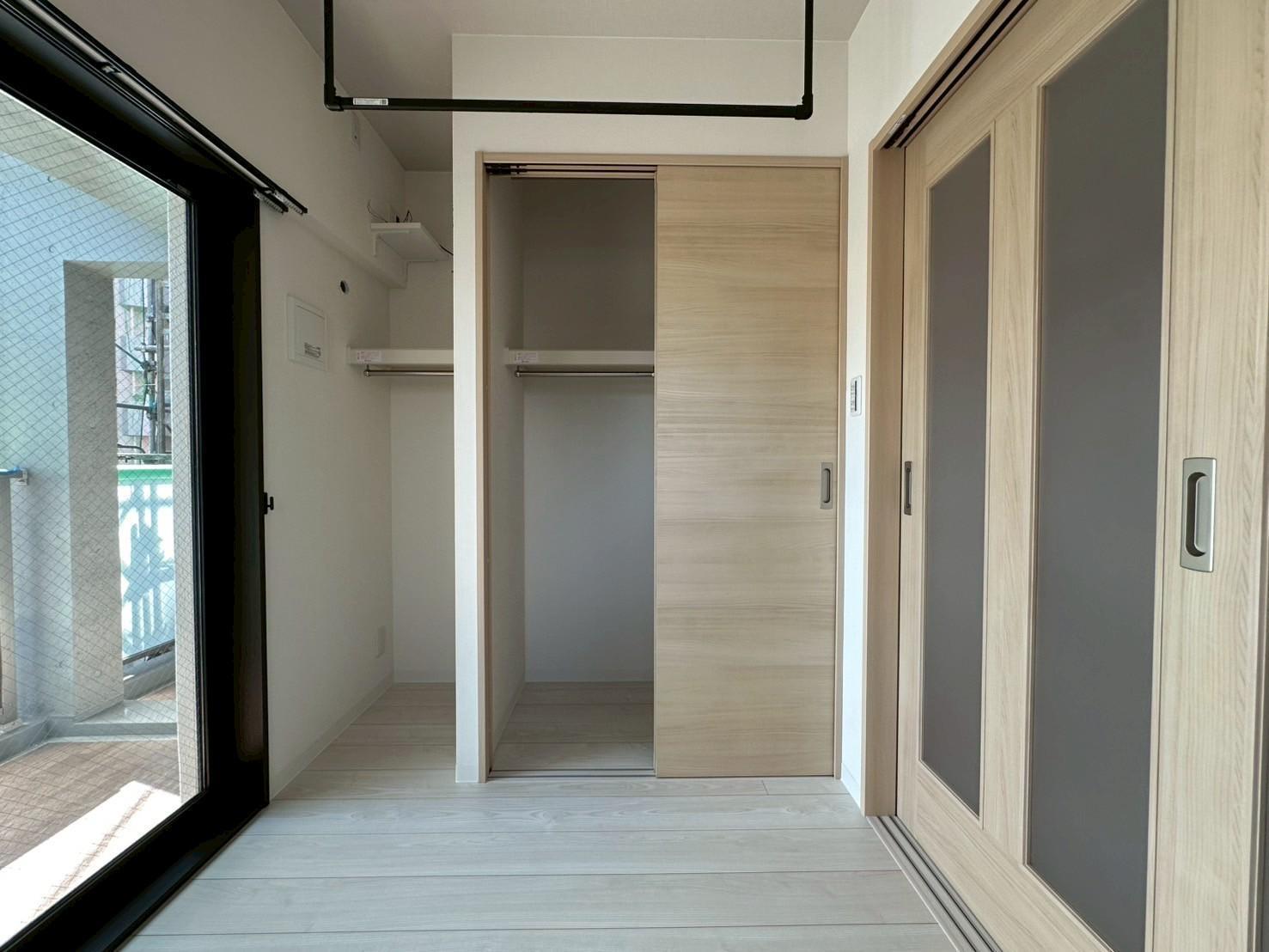 収納　収納横にもハンガーポールが付いています(反転タイプ)