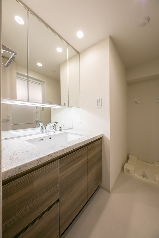 洗面設備　ゆったりとスペースのある洗面所