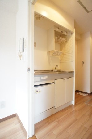 キッチン　ミニ冷蔵庫付き。ＩＨクッキングヒーター付きキッチン