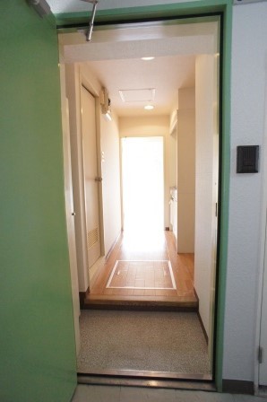 玄関　玄関と居室の分かれたタイプ