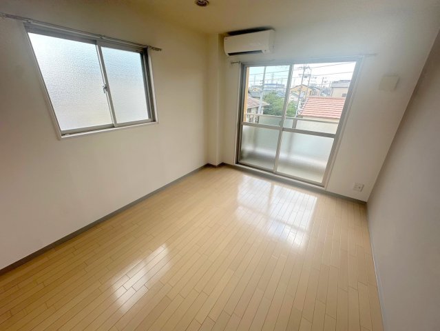 居室・リビング　明るく広々としたリビングです。