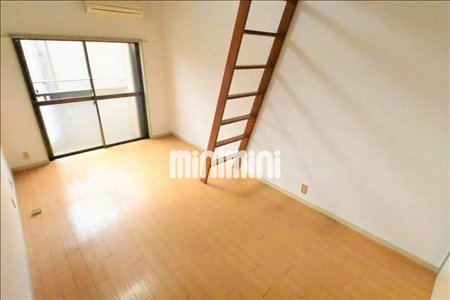 居室・リビング　シンプルなフローリングのある洋室です