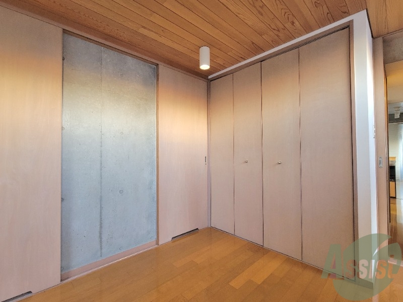 収納　収納は１箇所と思いますが実は両面にあるんですよね。