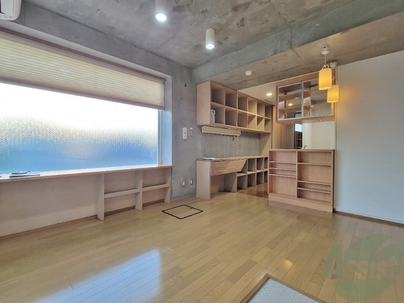 居室・リビング　デザインもよく広々としたリビングです。窓も大きく気持ちがいい