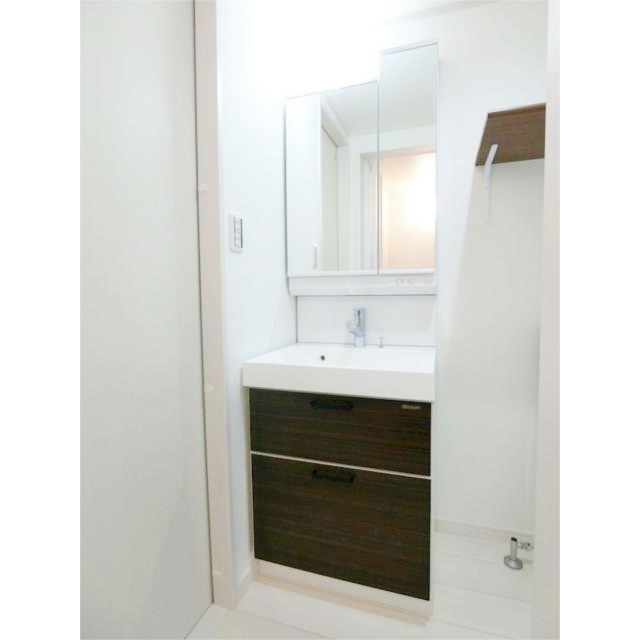 洗面設備　明るい洗面所です