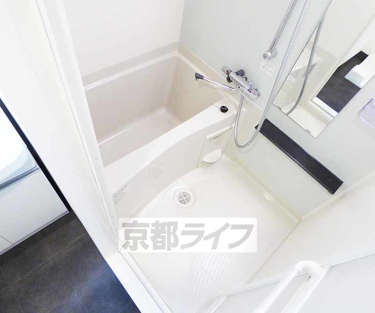 バス・シャワールーム　鏡の付いた便利なお風呂