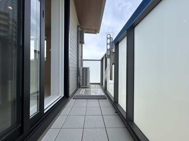 バルコニー　同物件別号室の写真です。