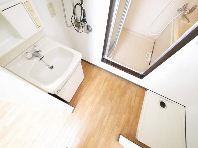 洗面設備　明るい洗面所です