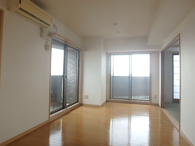 居室・リビング　２面採光の風通しの良いリビングです。